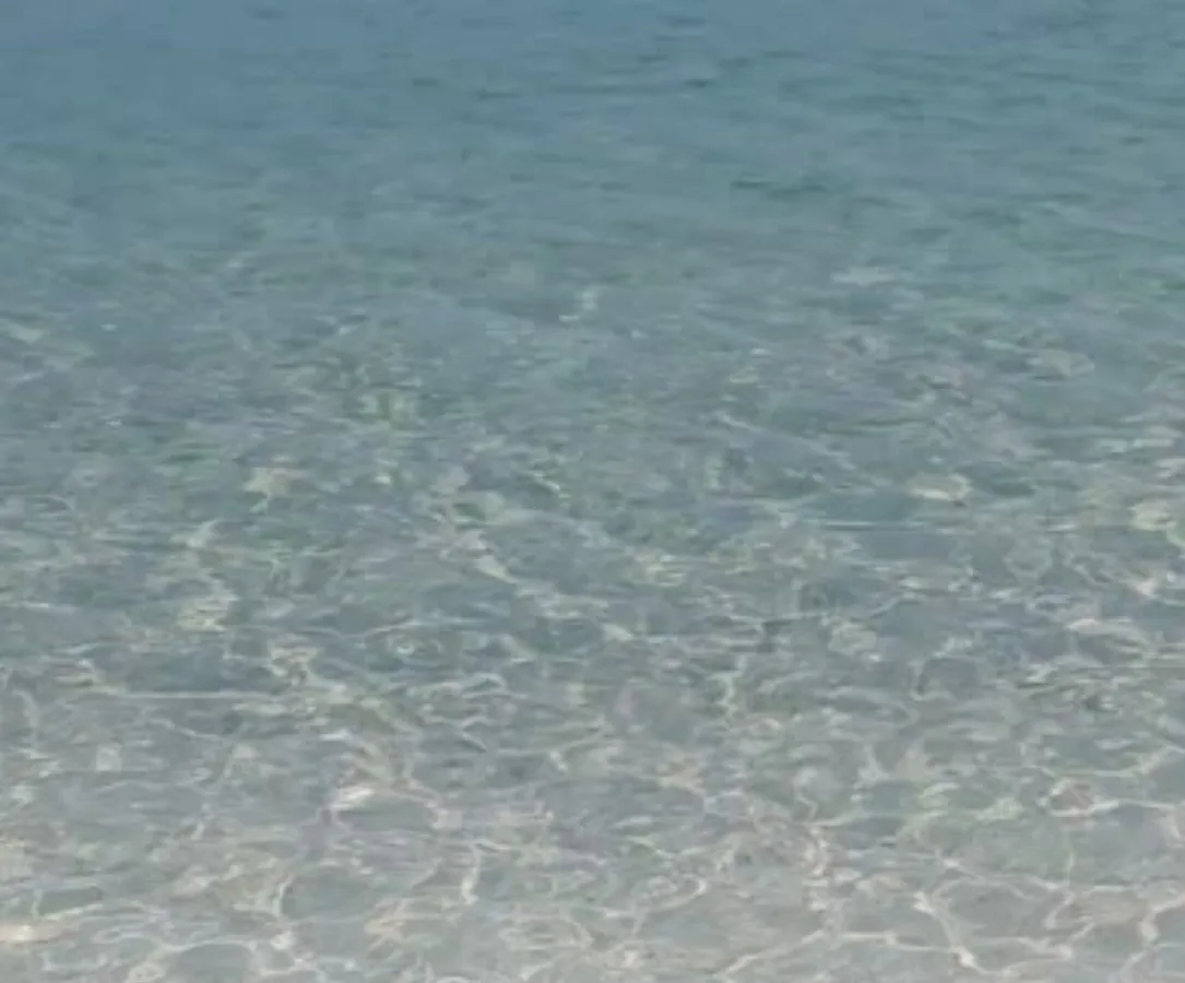 Água do mar transparente sobre a areia