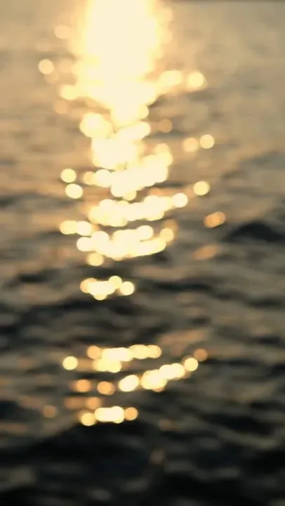 Reflexo do sol sobre o mar ao entardecer